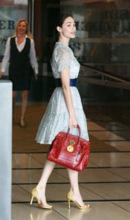 Emmy Rossum feet photo thumbnail
