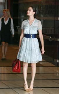 Emmy Rossum feet photo thumbnail