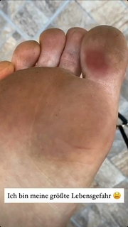 Lola Weippert feet photo thumbnail