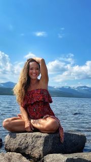 Kino MacGregor feet photo thumbnail