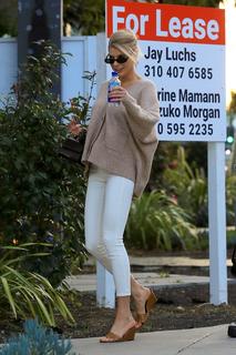 Charlotte McKinney feet photo thumbnail
