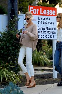 Charlotte McKinney feet photo thumbnail