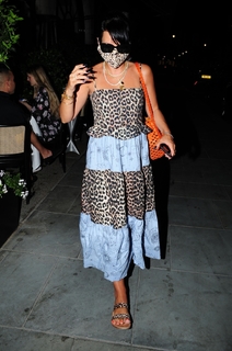 Lily Allen feet photo thumbnail