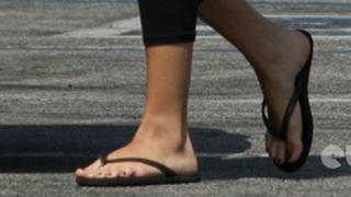 Selena Gomez feet photo thumbnail