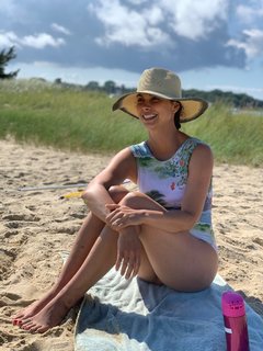 Morena Baccarin feet photo thumbnail