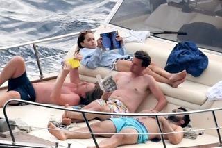 Emilia Clarke feet photo thumbnail