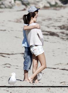 Selena Gomez feet photo thumbnail