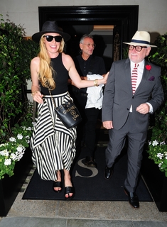 Cat Deeley feet photo thumbnail