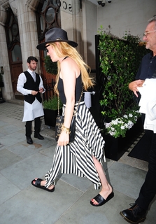 Cat Deeley feet photo thumbnail
