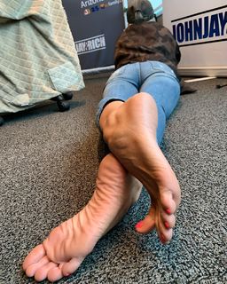 Kyle Unfug feet photo thumbnail