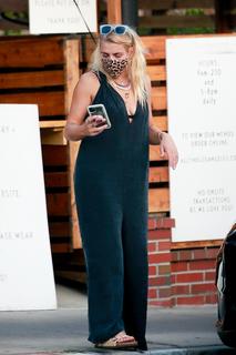 Busy Philipps feet photo thumbnail