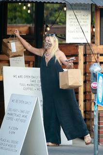 Busy Philipps feet photo thumbnail
