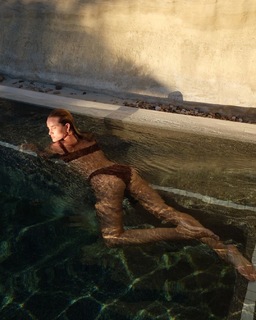 Rosie Huntington-Whiteley feet photo thumbnail