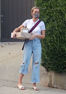 Brie Larson feet photo thumbnail
