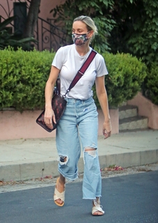 Brie Larson feet photo thumbnail