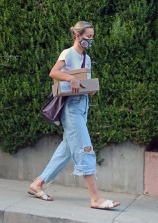 Brie Larson feet photo thumbnail