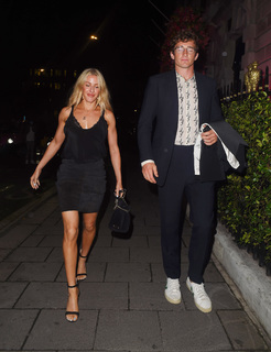 Ellie Goulding feet photo thumbnail