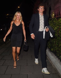 Ellie Goulding feet photo thumbnail