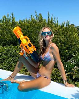Chiara Ferragni feet photo thumbnail