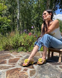 Demi Moore feet photo thumbnail