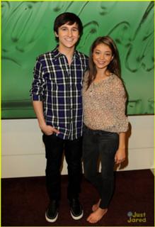 Sarah Hyland feet photo thumbnail