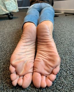 Kyle Unfug feet photo thumbnail