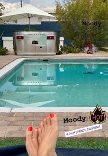 Giada De Laurentiis feet photo thumbnail
