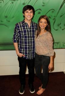 Sarah Hyland feet photo thumbnail