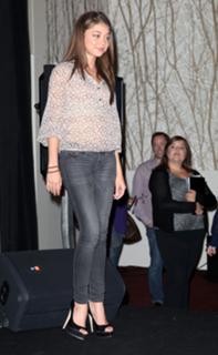 Sarah Hyland feet photo thumbnail