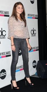 Sarah Hyland feet photo thumbnail