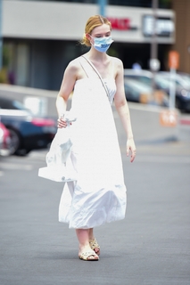 Elle Fanning feet photo thumbnail