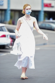 Elle Fanning feet photo thumbnail