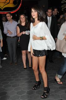 Selena Gomez feet photo thumbnail