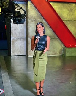 Megan Olivi feet photo thumbnail