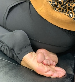 Kyle Unfug feet photo thumbnail