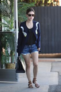 Rachel Bilson feet photo thumbnail