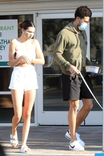 Kendall Jenner feet photo thumbnail