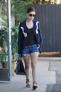 Rachel Bilson feet photo thumbnail