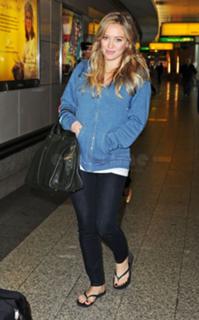Hilary Duff feet photo thumbnail