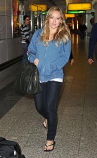 Hilary Duff feet photo thumbnail