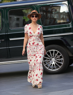 Myleene Klass feet photo thumbnail