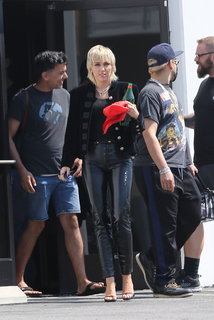 Miley Cyrus feet photo thumbnail