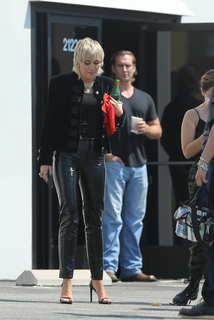 Miley Cyrus feet photo thumbnail