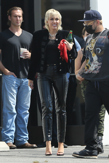 Miley Cyrus feet photo thumbnail