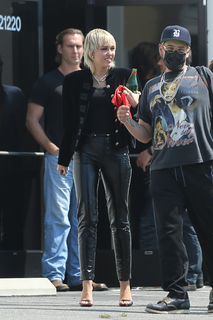 Miley Cyrus feet photo thumbnail