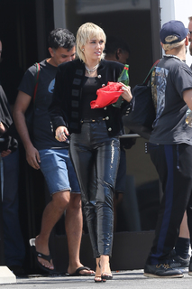 Miley Cyrus feet photo thumbnail