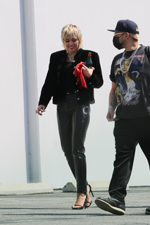 Miley Cyrus feet photo thumbnail