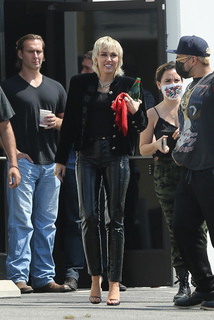 Miley Cyrus feet photo thumbnail