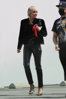 Miley Cyrus feet photo thumbnail