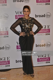 Huma Qureshi feet photo thumbnail